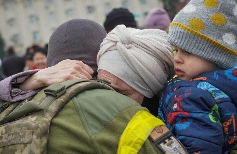 Un r&eacute;sident local embrasse un militaire ukrainien alors que les gens c&eacute;l&egrave;brent apr&egrave;s le retrait de la Russie de Kherson, dans le centre de Kherson, en Ukraine, le 12 novembre 2022 (cr&eacute;dit: REUTERS / Lesko Kromplitz)