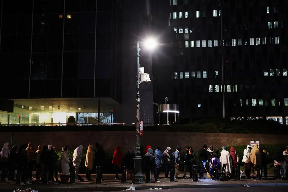 Des immigrants font la queue devant le tribunal f&eacute;d&eacute;ral de l&rsquo;immigration Plaza &agrave; New York, aux &Eacute;tats-Unis, le 2 novembre 2023. REUTERS/Shannon Stapleton/File Photo