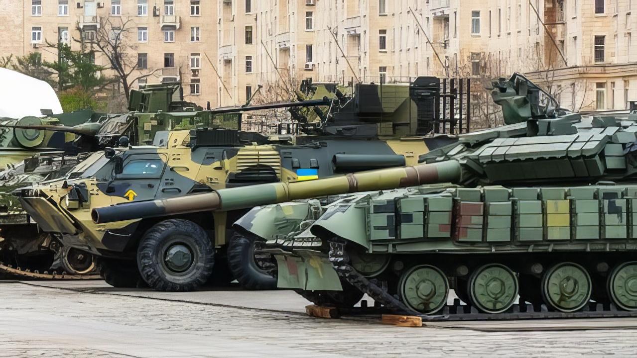 L&eacute;g&egrave;rement endommag&eacute;s, mais tout de m&ecirc;me arriv&eacute;s &agrave; Moscou : chars Leopard 2 de l&rsquo;arm&eacute;e ukrainienne.